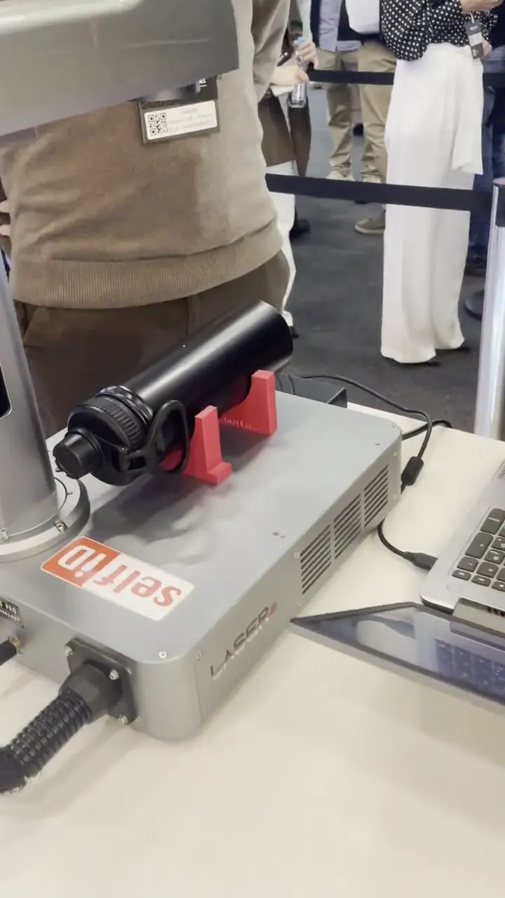 Máquina de gravação a laser da Self ID operando em estande de feira